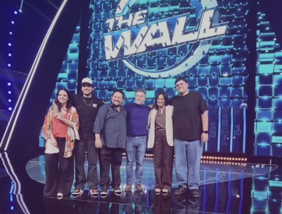 A família da Opção 3R com Luciano Huck no palco do The Wall, no Domingão